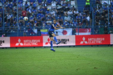 Bangkok-Tayland-20 Mar 2021-Tossapol chomchon # 3 bg prathum oyuncusu BG prathum arasında Leo Stadyumu 'nda ratchaburi' ye karşı savaşıyor.