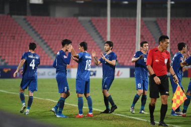 Bangkok-Tayland-19 Ocak 2020: AFC U23 şampiyonası 2020 'de Özbekistan' a karşı rajmankala Stadyumu 'nda oynanan maçta alınan golden ötürü Özbekistan' ı tebrik eden oyuncu