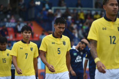 Nakhonpathom-Tayland-10 OCT 2020-Chinnaphat Leethe # 5 Tayland futbolcusu Tayland 'daki spor okulu stadyumunda Nakhonpathom arasında oynanan dostluk maçı sırasında