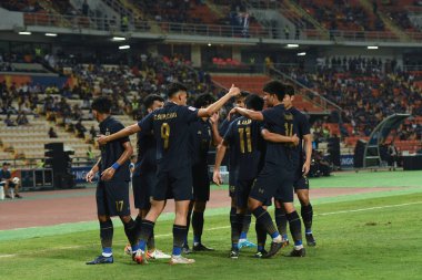 Bangkok-Tayland-9 Ocak 2020: Tayland Futbol Şampiyonası 2020 'de Tayland' daki Rajamankala Stadyumu 'nda Bahreyn' e karşı oynanan maçta attığı gol için Tayland 'ı tebrik eden oyuncu