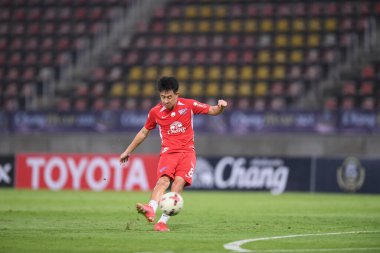 Prathumthani-Tayland-11 Nisan 2021: Worrachit kanitsribampen # 8 Chonburi fc 'un 8. Oyuncusu, singha chiangrai utd arasında Thamasart Stadyumu' ndaki Chonburi Fc 'ye karşı oynuyordu.