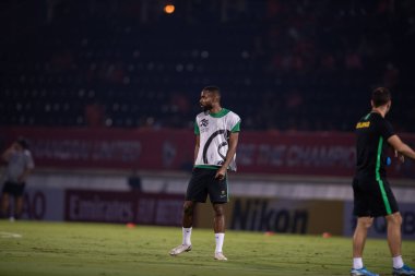 Chiangrai-Tayland-FEB 18, 2020: CEDRIC BAKAMBU # 17 Beijing guoan oyuncusu 2020 yılının afc-2020 döneminde Beijing guoan FC 'ye karşı Birleşik Stadyum, Chiangrai, Tayland