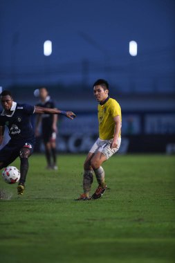 Nakhonpathom-Tayland-10 OCT 2020 Suporn peenakatapho # 21 Tayland futbolcusu, Tayland spor okulundaki stadyumda Nakhonpathom 'a karşı oynanan dostluk maçı sırasında