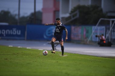 Nakhonpathom-Tayland-10 OCT 2020-Ferreira dos santos # 7 nolu nakhonpathom oyuncusu, Tayland spor okulu stadyumunda nakhonpathom arasında oynanan dostluk maçı sırasında