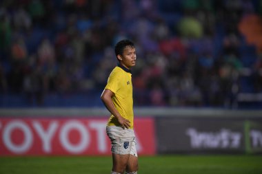 Nakhonpathom-Tayland-10 OCT 2020-Suriya Singmui # 3 numaralı Tayland futbolcusu Tayland 'daki spor okulu stadyumunda nakhonpathom maçı sırasında