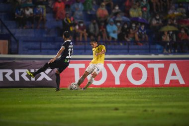 Nakhonpathom-Tayland-10 OCT 2020-Panupong polsa # 24 Tayland futbolcusu Tayland 'daki spor okulu stadyumunda nakhonpathom maçında