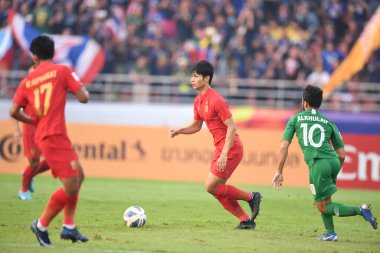 Bangkok-Tayland-18 Ocak 2020: Tayland Futbol Şampiyonası sırasında Tayland 'ın Tayland' daki Tayland Stadyumu 'nda Suudi Arabistan' a karşı oynayan Titatorn Auksornsri Oyuncu