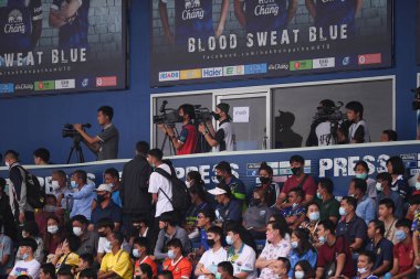 Nakhonpathom-Tayland-10 OCT 2020-Takım Kameramanı, Tayland 'daki spor okulu stadyumunda nakhonpathom arasında oynanan dostluk maçı sırasında iş başında.