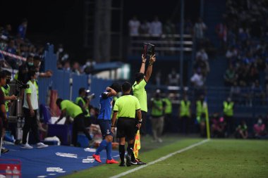 Bangkok-Tayland-20 Mar 2021-Asistan hakem leo stadyumunda ratchaburi 'ye karşı bg prathum arasında yer değiştirme tahtası tutuyor.