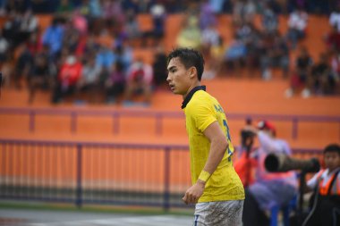 Nakhonpathom-Tayland-10 OCT 2020-Charoensak wongkorn 11 numaralı Tayland futbolcusu Tayland spor okulunun stadyumunda nakhonpathom ile oynanan dostluk maçı sırasında