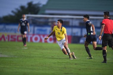 Nakhonpathom-Tayland-10 OCT 2020-Teerapol yoryer # 19 Tayland futbolcusu Tayland 'daki spor okulu stadyumunda nakhonpathom maçında