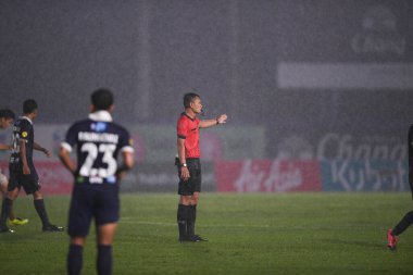Nakhonpathom-Tayland-10 OCT 2020 Natee Chusuwan, Tayland Spor Okulu Stadyumu 'nda Nakhonpathom arasında oynanan dostluk maçında hakemlik yapıyor.