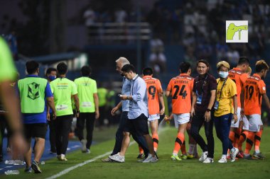 Bangkok-Tayland-20 Mar 2021-Tanawat nitikanjana Ratchaburi başkanı BG Prathum ile Tayland 'daki Leo Stadyumu' nda ratchaburi karşı karşıya.