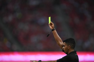 Kallang-Singapur-20 Haziran 2019: Hakem, Manchester United ile Singapur 'daki milli stadyumda oynanan maçta 1-0 arası sarı kart tutuyordu.