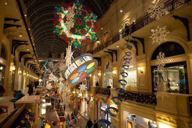 Moskova, RUSSIA - 29 Kasım 2018: Gum mağazasının içi, en eski alışveriş merkezi, Kızıl Meydan 'da yürüyen insanlar.