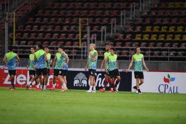 Pathumthani-Tayland-31 OCT 2020 - True Bangkok 'un oyuncusu 2020' de True Bangkok ile Thammasart Stadyumu 'ndaki Port Fc maçında