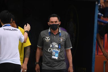 Nakhonpathom-Tayland-10 OCT 2020-Panuwat sasompathp başkanı Nakhonpathom ile Tayland spor okulunun stadyumunda oynanan dostluk maçı sırasında