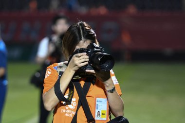 Chiangrai-Tayland-FEB 18, 2020: Birleşik Stadyum, Chiangrai, Tayland 'daki Pekin guoan FC' sine karşı Chiangrai utd 'lar arasında kıç 2020' de hareket halindeki kadın fotoğrafçı