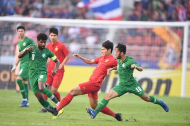 Bangkok-Tayland-18 Ocak 2020: Tayland Futbol Şampiyonası sırasında Tayland 'ın Tayland' daki Tayland Stadyumu 'nda Suudi Arabistan' a karşı oynayan Titatorn Auksornsri Oyuncu