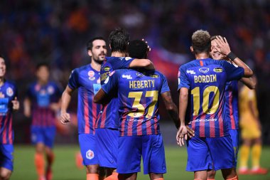 Bangkok-Tayland-15 Şubat 2020: Tayland 2020 'de PAT Stadyumu' nda Nakhonratchasrima mazda fc 'ye karşı oynadığı gol için liman fc' sini kutlayan oyuncu