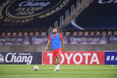 Nakhonpathom-Tayland-10 OCT 2020 - Kritsada kaman # 18 Tayland Oyuncusu Tayland 'daki spor okulunun stadyumunda nakhonpathom maçında