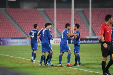 Bangkok-Tayland-19 Ocak 2020: AFC U23 şampiyonası 2020 'de Özbekistan' a karşı rajmankala Stadyumu 'nda oynanan maçta alınan golden ötürü Özbekistan' ı tebrik eden oyuncu