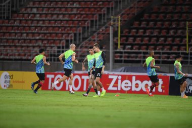 Pathumthani-Tayland-31 OCT 2020 - True Bangkok 'un oyuncusu 2020' de True Bangkok ile Thammasart Stadyumu 'ndaki Port Fc maçında