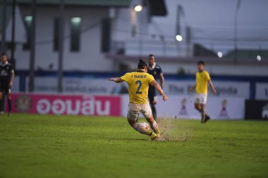 Nakhonpathom-Tayland-10 OCT 2020-Thitawee augsornsri # 2 Tayland futbolcusu Tayland Spor Okulu Stadyumu 'nda Nakhonpathom ile oynanan dostluk maçı sırasında