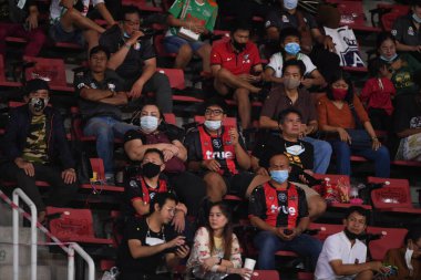 Pathumthani-Tayland-31 OCT 2020 - 2020 'de True Bangkok' un tanımlanamayan taraftarı Gerçek Bangkok ile Thammasart Stadyumu 'ndaki Port Fc maçı sırasında