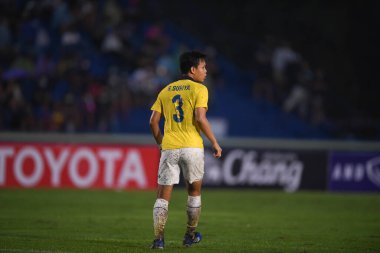 Nakhonpathom-Tayland-10 OCT 2020-Suriya Singmui # 3 numaralı Tayland futbolcusu Tayland 'daki spor okulu stadyumunda nakhonpathom maçı sırasında
