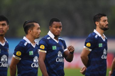 Nakhonpathom-Tayland-10 OCT 2020-Leslie Ablorh # 13 Nakhonpathom oyuncusu Tayland spor okulu stadyumunda Nakhonpathom arasında oynanan dostluk maçı sırasında