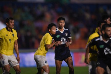 Nakhonpathom-Tayland-10 OCT 2020-Suriya Singmui # 3 numaralı Tayland futbolcusu Tayland 'daki spor okulu stadyumunda nakhonpathom maçı sırasında