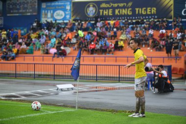 Nakhonpathom-Tayland-10 OCT 2020-Charoensak wongkorn 11 numaralı Tayland futbolcusu Tayland spor okulunun stadyumunda nakhonpathom ile oynanan dostluk maçı sırasında