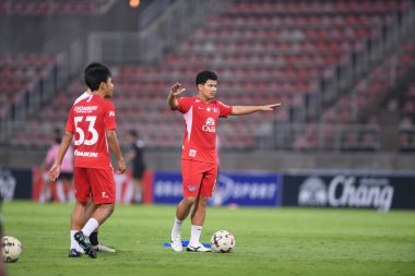 Prathumthani-Thailand-11 Nisan 2021: # 19 Chonburi FC 'nin 19 numaralı oyuncusuyken Singa Chiangrai utd ile Thamasart Stadyumu' ndaki Chonburi Fc karşı karşıya geldi.
