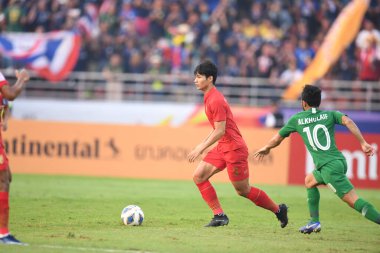 Bangkok-Tayland-18 Ocak 2020: Tayland Futbol Şampiyonası sırasında Tayland 'ın Tayland' daki Tayland Stadyumu 'nda Suudi Arabistan' a karşı oynayan Titatorn Auksornsri Oyuncu