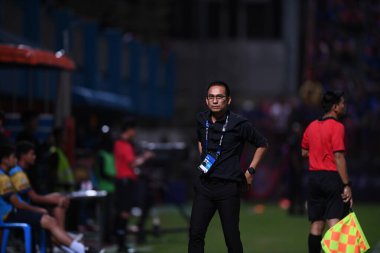 Bangkok-Tayland-15 Şubat 2020: Nakhonratchasrima mazda fc 'nin Teerasak po-on baş antrenörü Tayland' daki PAT stadyumunda Nakhonchasrima mazda fc 'ye karşı 2020 limanı arasında görev yapıyor