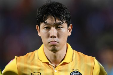 Bangkok-Tayland-15 Şubat 2020: YOON JUN SUNG Nakhonratchasrima mazda fc oyuncusu Tayland 'daki PAT Stadyumu' nda Nakhonchasrima mazda fc 'ye karşı 2020 liman fc.