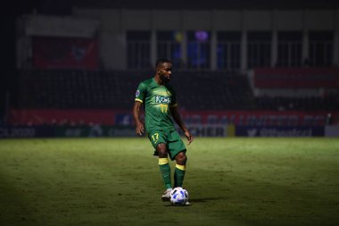 Chiangrai-Tayland-FEB 18, 2020: CEDRIC BAKAMBU # 17 Beijing guoan oyuncusu 2020 yılının afc-2020 döneminde Beijing guoan FC 'ye karşı Birleşik Stadyum, Chiangrai, Tayland