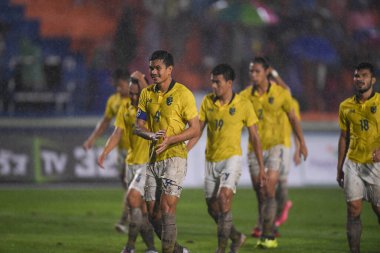 Nakhonpathom-Tayland-10 OCT 2020 - Tayland sportif okul stadyumunda Nakhonpathom ile Tayland arasındaki dostluk maçı sırasında