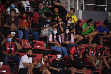 Pathumthani-Tayland - 31 OCT 2020 - True Bangkok 'un tanımlanamayan taraftarı 2020' de True Bangkok ile Thammasart Stadyumu 'ndaki Port Fc maçı sırasında