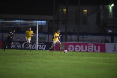 Nakhonpathom-Tayland-10 OCT 2020-Pathompol chareounrattanapirom # 22 Tayland Oyuncusu Tayland spor okulunun stadyumunda Nakhonpathom ile oynanan dostluk maçı sırasında