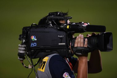 Chiangrai-Tayland-FEB 18, 2020: Birleşik stadyum, chiangrai, thailand 'daki Pekin guoan fc' sine karşı Chiangrai utd 'nin kıç 2020' de canlı yayını devam ediyor