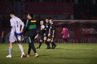 Chiangrai-Tayland-FEB 18-2020: Bileşik stadyum, chiangrai, thailand 'da Pekin guoan fc' sine karşı 2020 Kıç 2020 'de takım hakemi çarpışmaya girdi