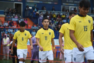 Nakhonpathom-Tayland-10 OCT 2020-Charoensak wongkorn 11 numaralı Tayland futbolcusu Tayland spor okulunun stadyumunda nakhonpathom ile oynanan dostluk maçı sırasında