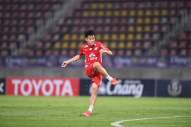 Prathumthani-Tayland-11 Nisan 2021: Worrachit kanitsribampen # 8 Chonburi fc 'un 8. Oyuncusu, singha chiangrai utd arasında Thamasart Stadyumu' ndaki Chonburi Fc 'ye karşı oynuyordu.