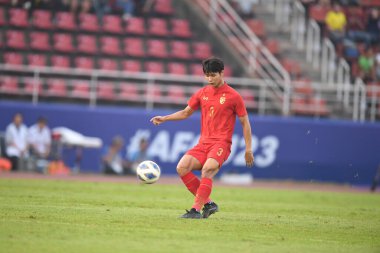 Bangkok-Tayland-18 Ocak 2020: Tayland Futbol Şampiyonası sırasında Tayland 'ın Tayland' daki Tayland Stadyumu 'nda Suudi Arabistan' a karşı oynayan Titatorn Auksornsri Oyuncu