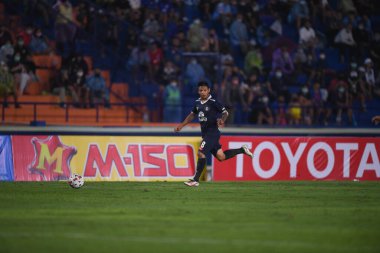 Nakhonpathom-Tayland-10 OCT 2020-Eakkapoom potarungrot # 8 nolu nakhonpathom oyuncusu spor okulu stadyumunda nakhonpathom arasında oynanan dostluk maçı sırasında