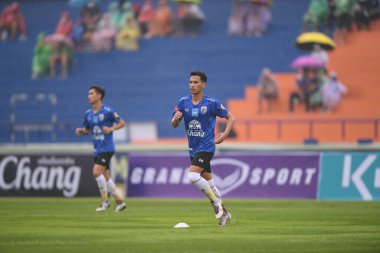 Nakhonpathom-Tayland-10 OCT 2020-Nitipong Selanon # 13 Tayland futbolcusu Tayland 'daki spor okulu stadyumunda nakhonpathom maçında