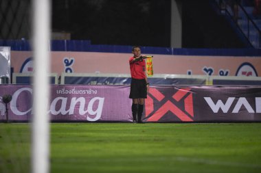 Nakhonpathom-Tayland-10 OCT 2020 - Tayland Spor Okulu Stadyumu 'nda Nakhonpathom ve Nakhonpathom arasında oynanan dostluk maçı sırasında ofsayt hakemi asistanı