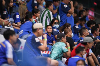 Bangkok-Tayland-20 Mar 2021 - BG Prathum ile Tayland 'ın başkenti Leo Stadyumu' ndaki ratchaburi maçında çocuk bg taraftarı